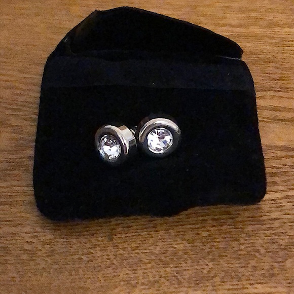 FREE w/ purchase 🩶 NEW Silver Coloured Stud Earrings - Picture 3 of 4
